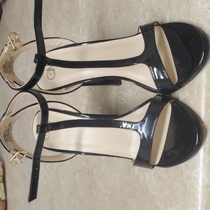 Women -Beautifull charol sandals size 6